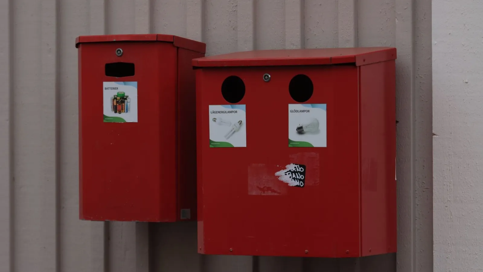 Ausgebaute Autobatterie mit abgedeckten Polen zur Rückgabe beim Händler