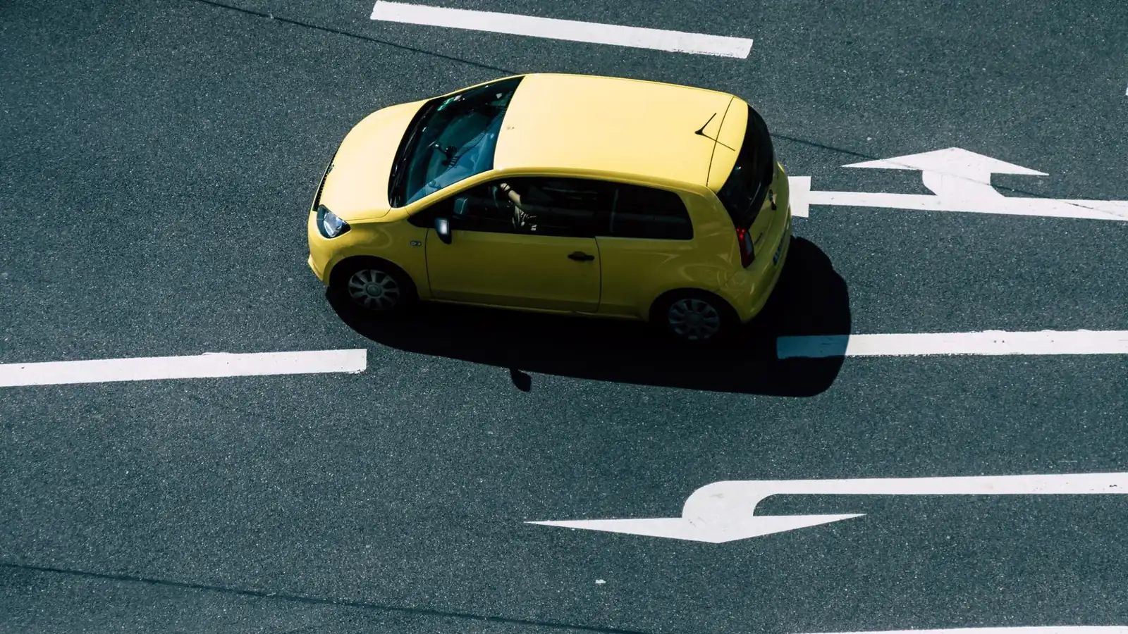 Autobatterie im Motorraum mit angeschlossenen Starthilfeklemmen