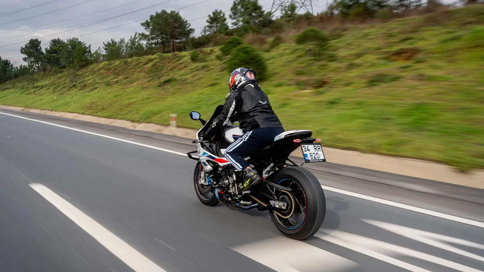 Motorrad mit atmungsaktiver Abdeckung in einer Garage im Winter