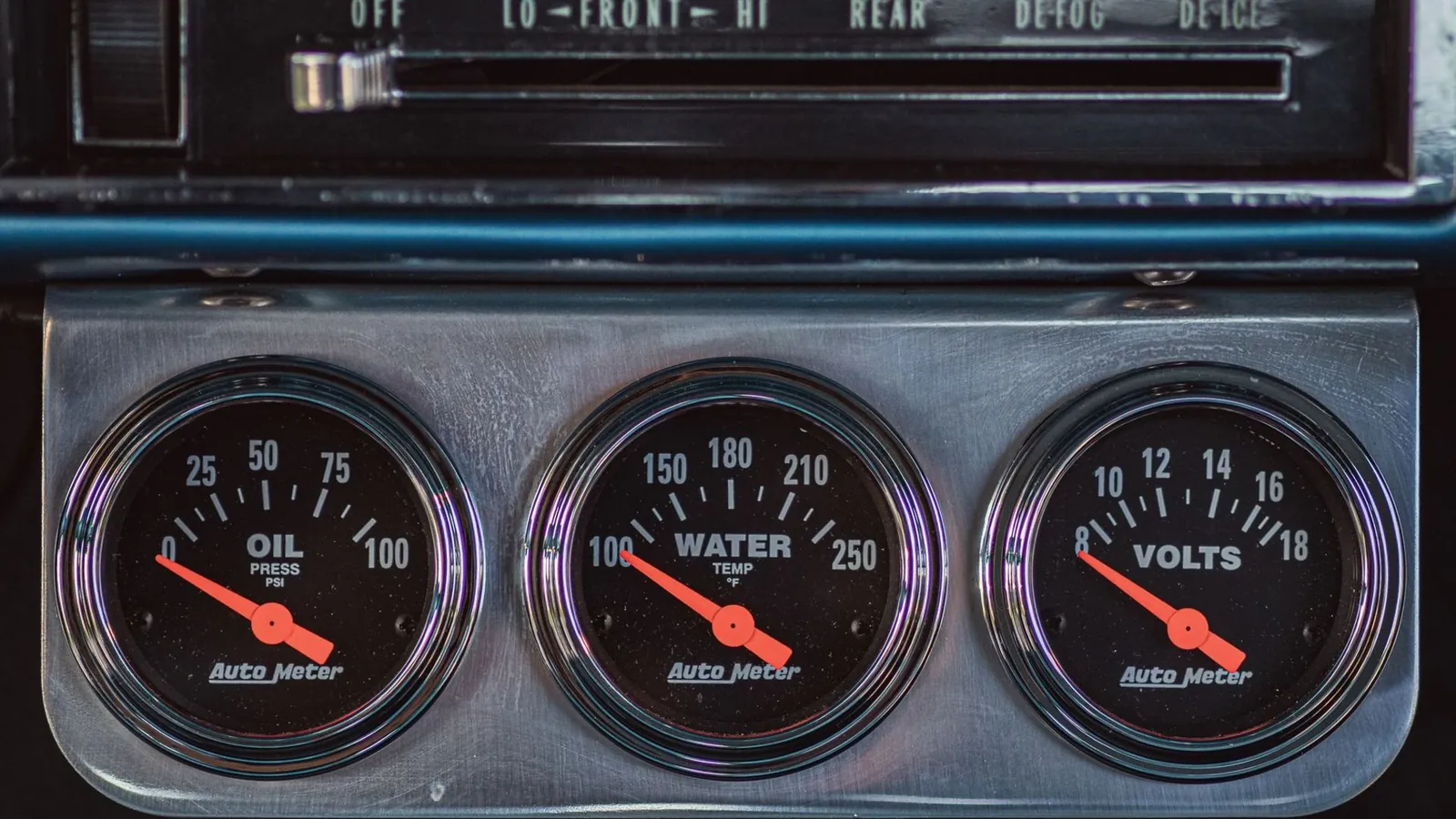 Multimeter misst die Spannung an den Polen einer Autobatterie