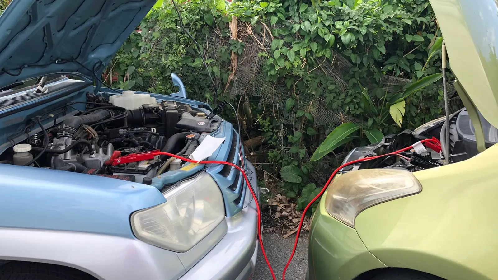 Schraubenschlüssel löst die Minusklemme an einer Autobatterie