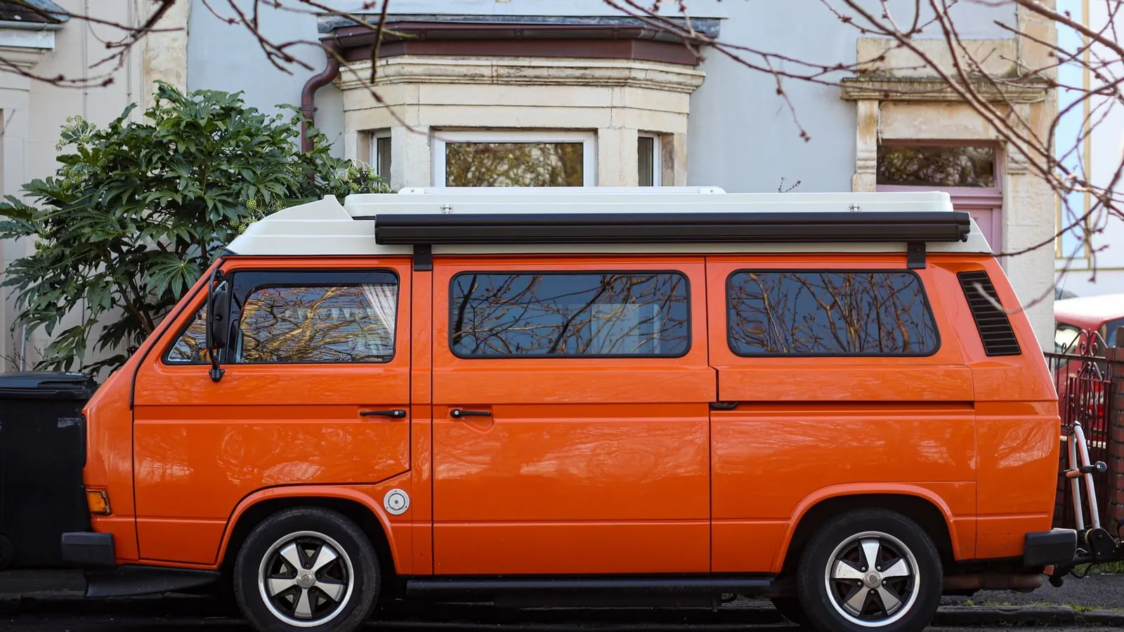 Wohnmobil unterwegs auf einer Landstraße